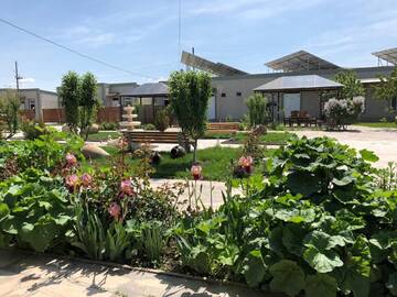Фото номера Люкс с кроватью размера &quot;queen-size&quot; Отель Ralina Restaurant and Hotel г. Село Арарат 2
