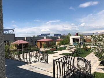 Фото номера Большой двухместный номер с 1 кроватью Отель Ralina Restaurant and Hotel г. Село Арарат 11